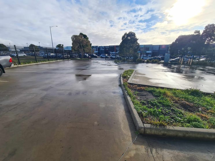 Click to view all images 22 Eucumbene Drive Ravenhall VIC 3023 - Image 2