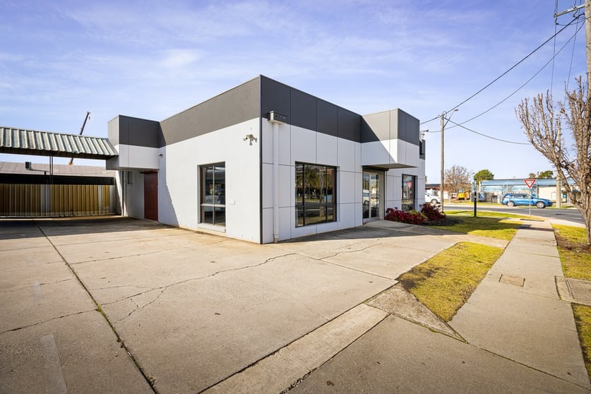 Click to view all images 1/433 Wagga Road Lavington NSW 2641 - Image 3
