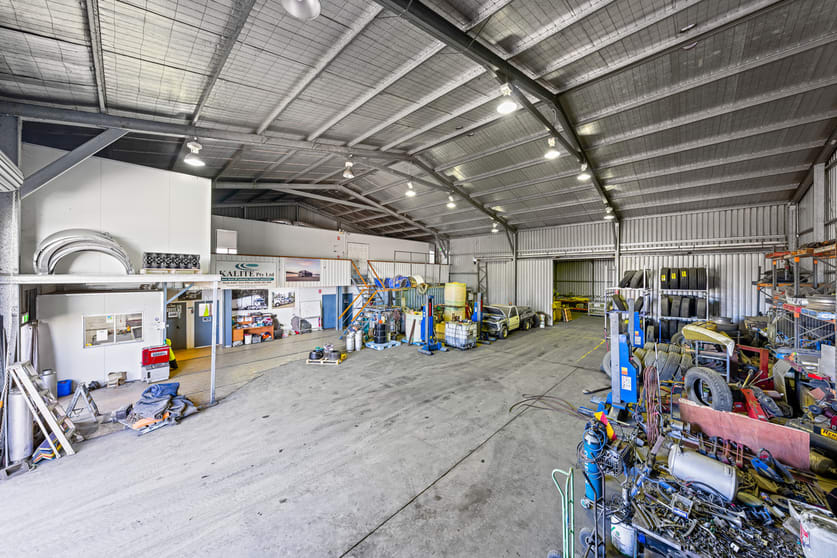 Click to view all images 3850 Mount Lindsay Highway Park Ridge QLD 4125 - Image 3