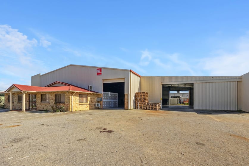 Click to view all images 30 Emerald Road Maddington WA 6109 - Image 2