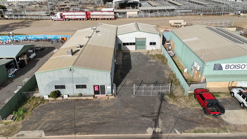 Click to view all images For Lease Now/12 Glasson St Emerald QLD 4720 - Image 3