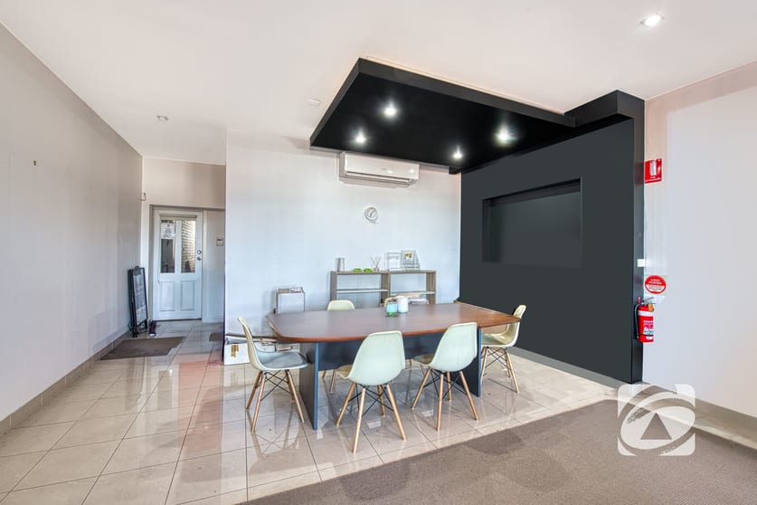 Click to view all images 2/16 Blackburne Square Berwick VIC 3806 - Image 3