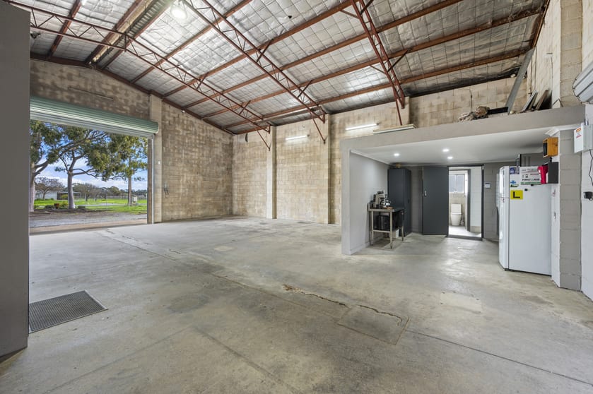 Click to view all images 32 Pethick Road Whites Valley SA 5172 - Image 3