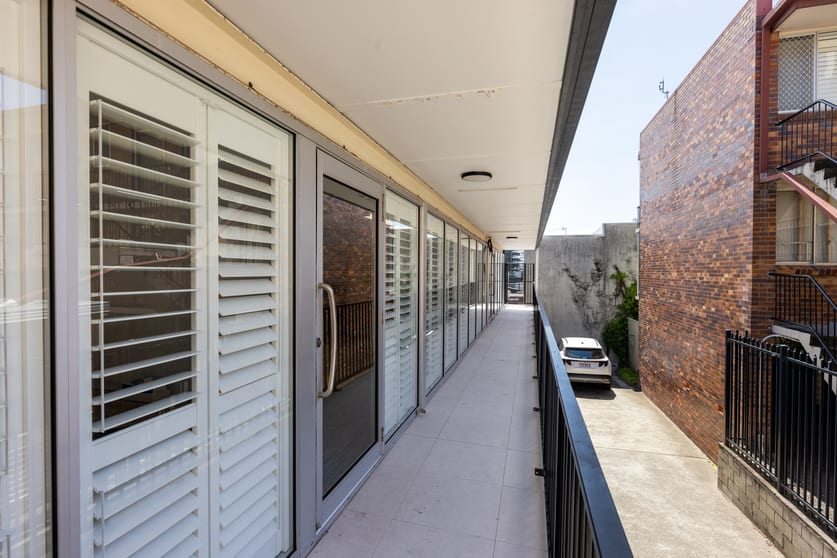 Click to view all images 3/5 Park Avenue Burleigh Heads QLD 4220 - Image 3