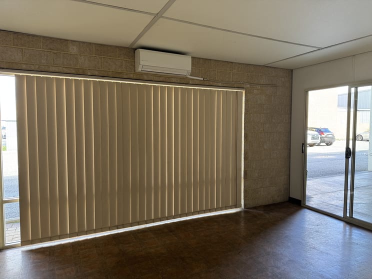 Click to view all images 1/11 Oxleigh Drive Malaga WA 6090 - Image 3