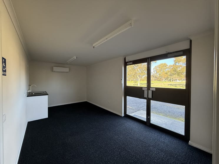 Click to view all images 11 Abbott Street Hamilton VIC 3300 - Image 2