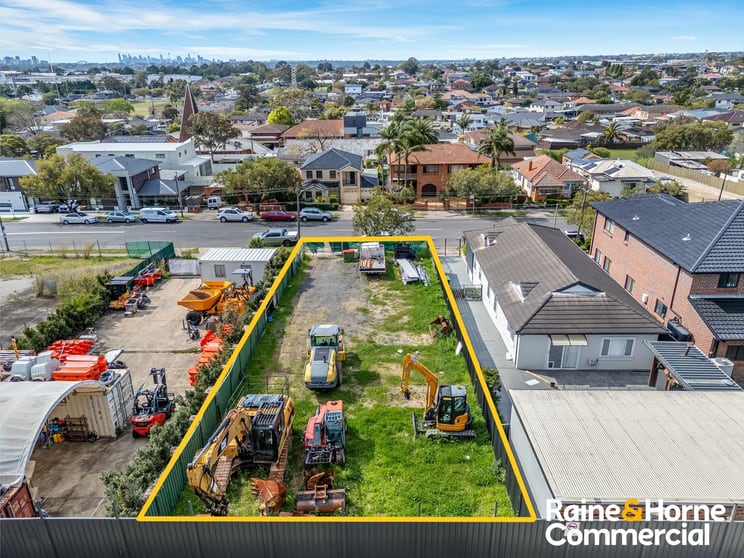 Click to view all images 304 Noble Avenue Greenacre NSW 2190 - Image 2