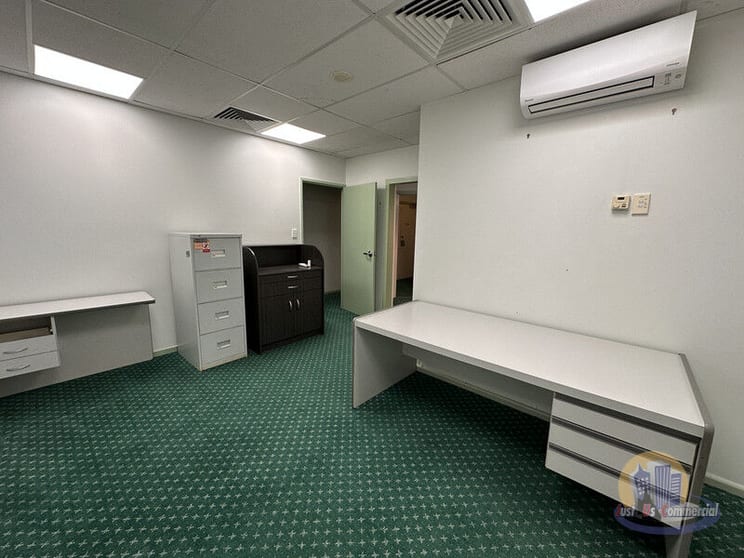 Click to view all images Upstairs/32 Bourbong Street Bundaberg Central QLD 4670 - Image 2
