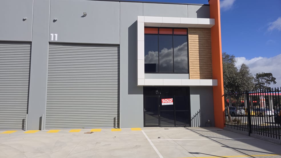 Click to view all images 30 Faraday Boulevard Cranbourne West VIC 3977 - Image 1