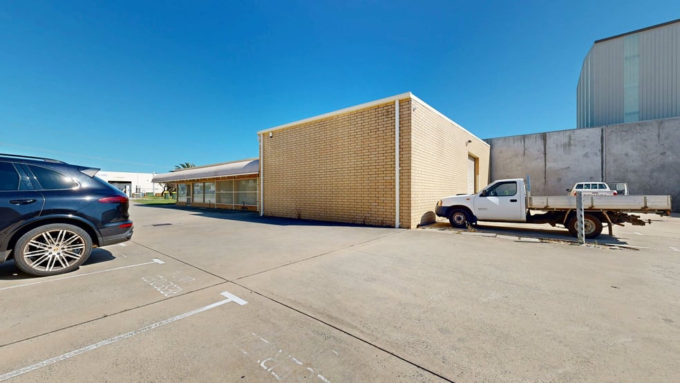 Click to view all images Unit 4/24 Irvine Dr Malaga WA 6090 - Image 3