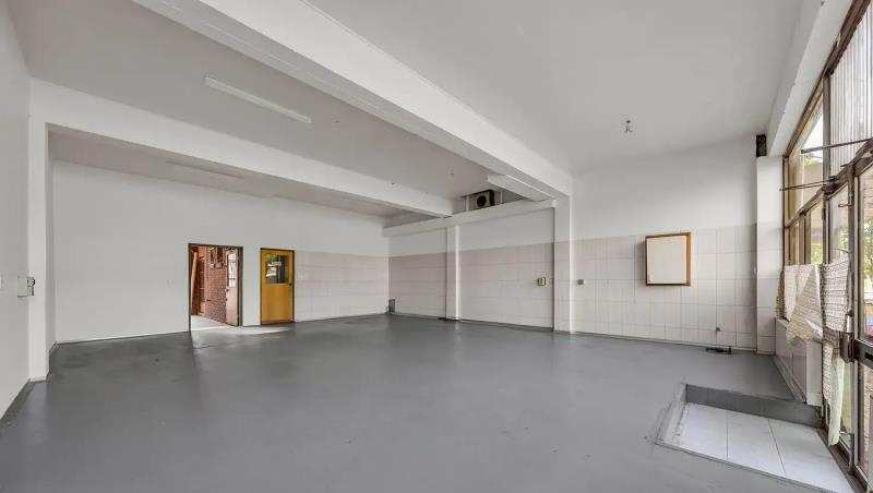Click to view all images 46 Stradbroke Drive St Albans VIC 3021 - Image 2