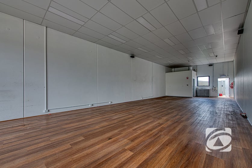 Click to view all images 142 Wheelers Park Drive Cranbourne North VIC 3977 - Image 3