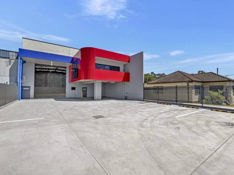 Click to view all images 18 Aero Road Ingleburn NSW 2565 - Image 3