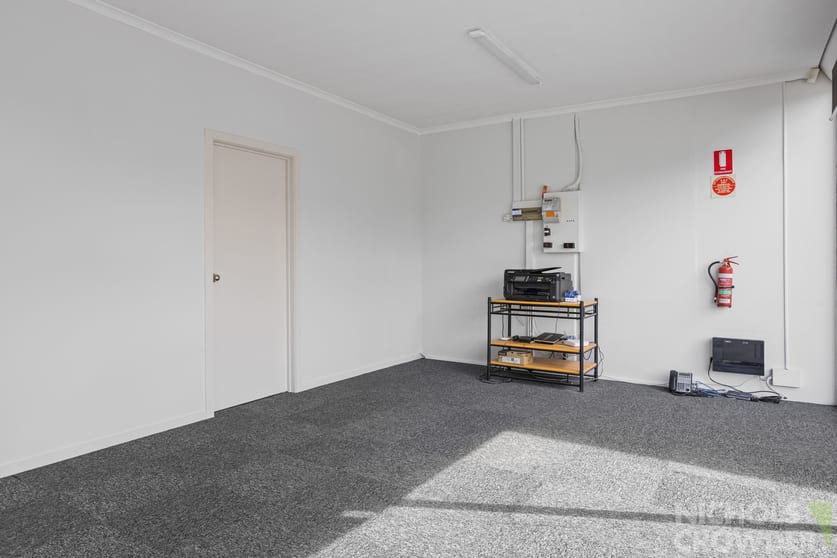 Click to view all images 2/11 Cumberland Drive Seaford VIC 3198 - Image 3