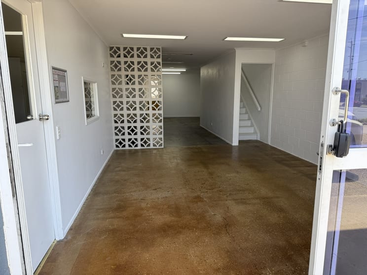 Click to view all images 3/2 Pinacle Street Brendale QLD 4500 - Image 2