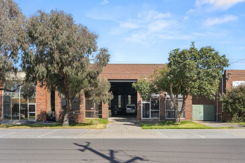Click to view all images 23 Taunton Drive Cheltenham VIC 3192 - Image 2