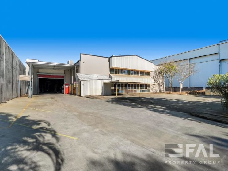 Click to view all images 33 Riverside Place Morningside QLD 4170 - Image 2