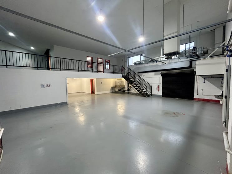 Click to view all images 4/18 Hutchinson Street Burleigh Heads QLD 4220 - Image 2