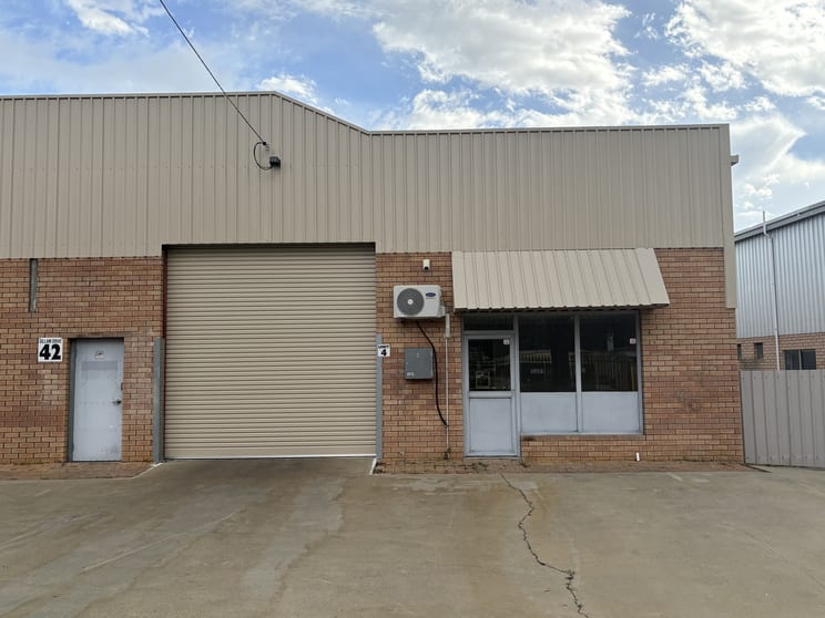 Click to view all images 4/42 Gillam Drive Kelmscott WA 6111 - Image 2