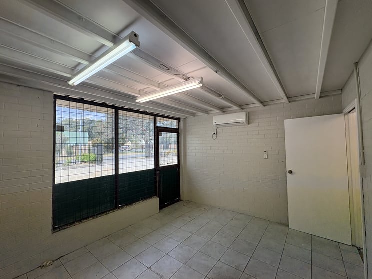 Click to view all images 4/42 Gillam Drive Kelmscott WA 6111 - Image 3