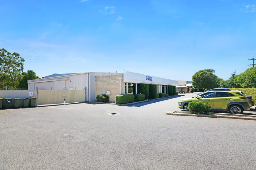 Click to view all images 16 Sorbonne Crescent Canning Vale WA 6155 - Image 2