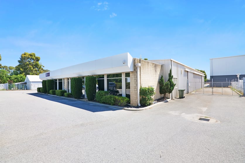 Click to view all images 18 Sorbonne Crescent Canning Vale WA 6155 - Image 1