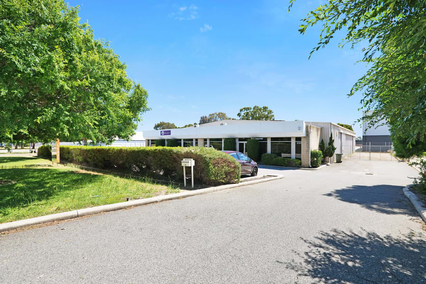 Click to view all images 18 Sorbonne Crescent Canning Vale WA 6155 - Image 2