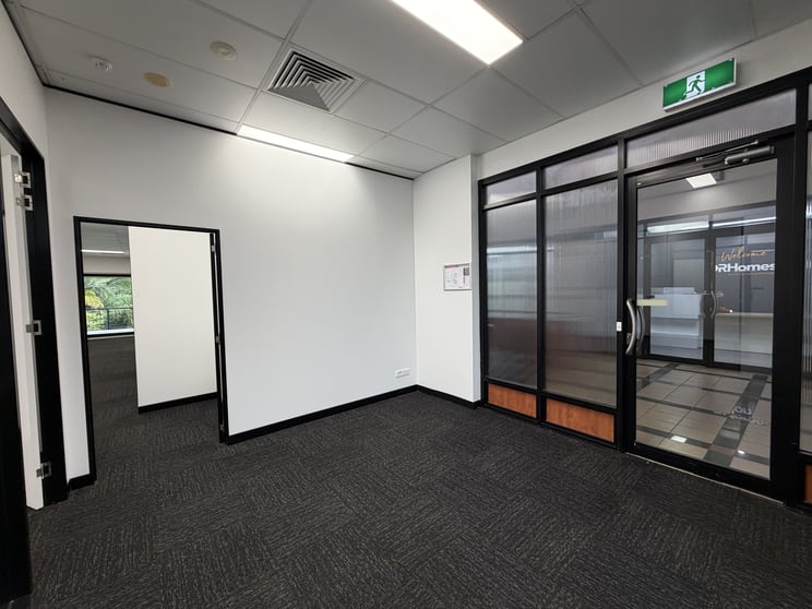 Click to view all images SUITE 6/3970 PACIFIC HIGHWAY Loganholme QLD 4129 - Image 2