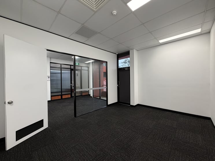 Click to view all images SUITE 6/3970 PACIFIC HIGHWAY Loganholme QLD 4129 - Image 3