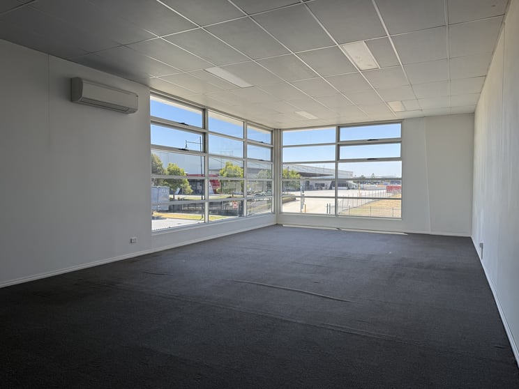 Click to view all images Unit 2/59 Sunline Drive Truganina VIC 3029 - Image 3