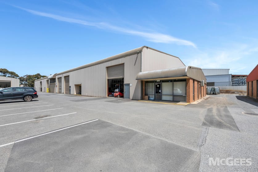 Click to view all images 5 & 9/28 Maxwell Road Para Hills West SA 5096 - Image 2