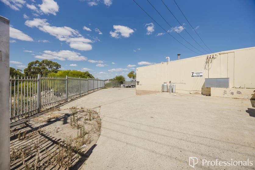 9/7 Glenrothes Crescent Yanchep WA 6035 - Image 2