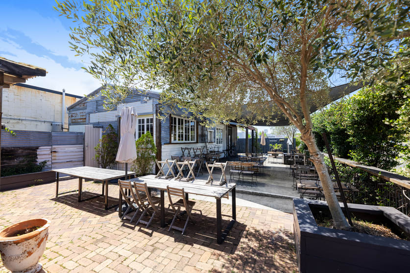 Click to view all images A2 Hibiscus Haven Burleigh Heads QLD 4220 - Image 2