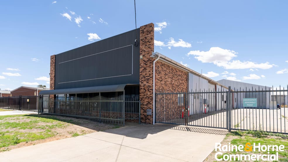 Click to view all images 1/11 Lawson Street Wagga Wagga NSW 2650 - Image 2