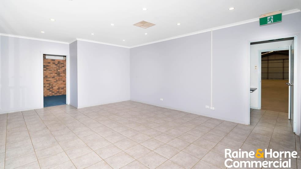 Click to view all images 1/11 Lawson Street Wagga Wagga NSW 2650 - Image 3