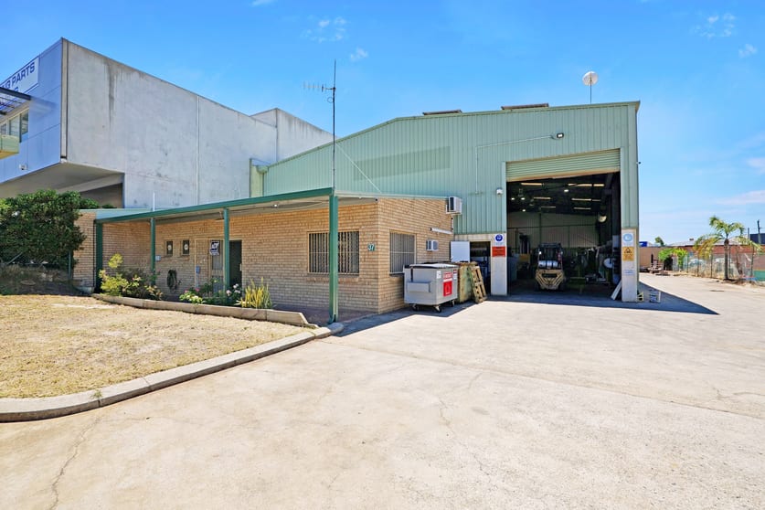 Click to view all images 37 Pickett Street Bayswater WA 6053 - Image 1