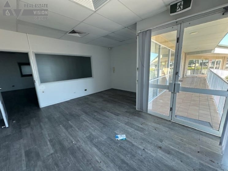 Click to view all images Unit 4/21 Hospital Rd Emerald QLD 4720 - Image 3