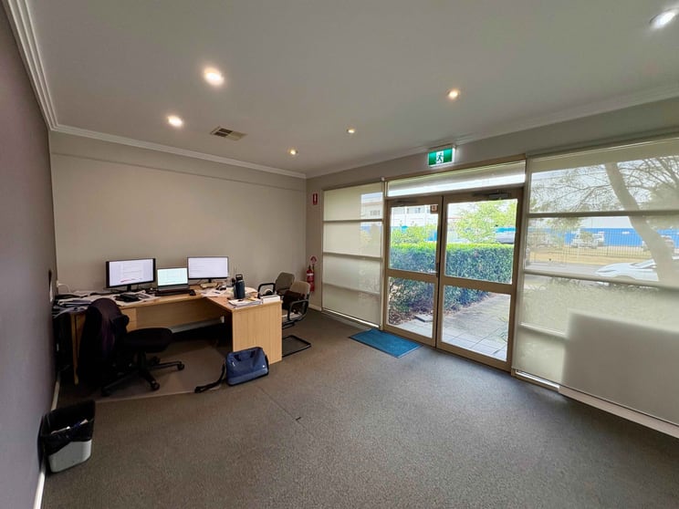 Click to view all images Unit 4, 2 Frost Drive Mayfield West NSW 2304 - Image 2
