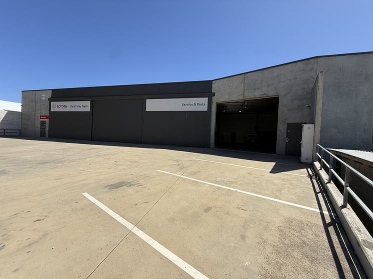 Click to view all images 305 Main North Road Clare SA 5453 - Image 1