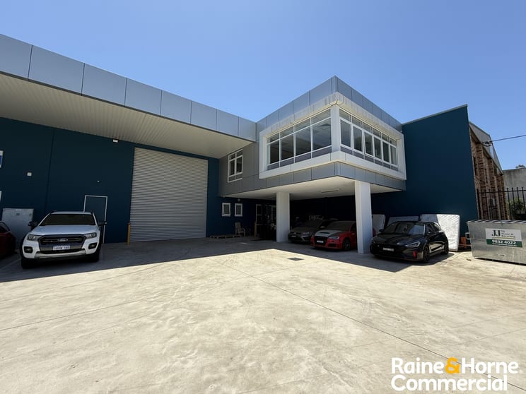 Click to view all images 2/6 Heald Road Ingleburn NSW 2565 - Image 1