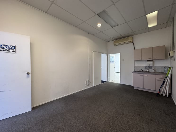 Click to view all images 6/11 Logandowns Drive Meadowbrook QLD 4131 - Image 3