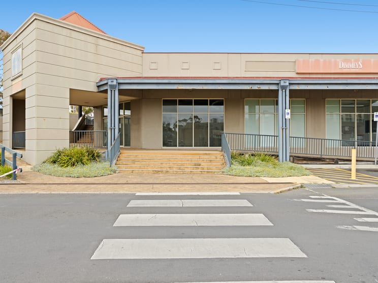 Click to view all images 8/35 Wannaeue Place Rosebud VIC 3939 - Image 2