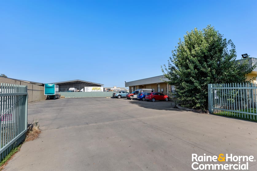 Click to view all images 20 Stuart Road Wagga Wagga NSW 2650 - Image 2