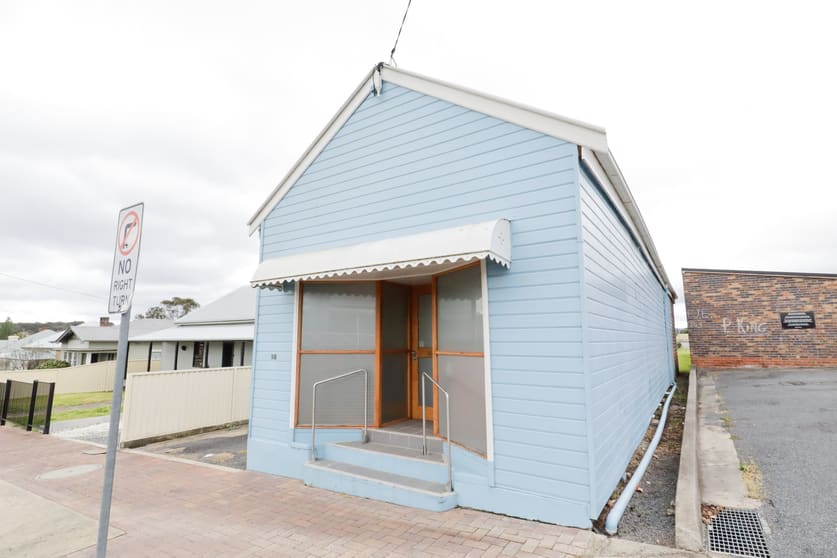 Click to view all images 98 High Street Tenterfield NSW 2372 - Image 2