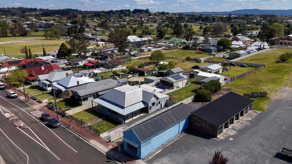 Click to view all images 98 High Street Tenterfield NSW 2372 - Image 3