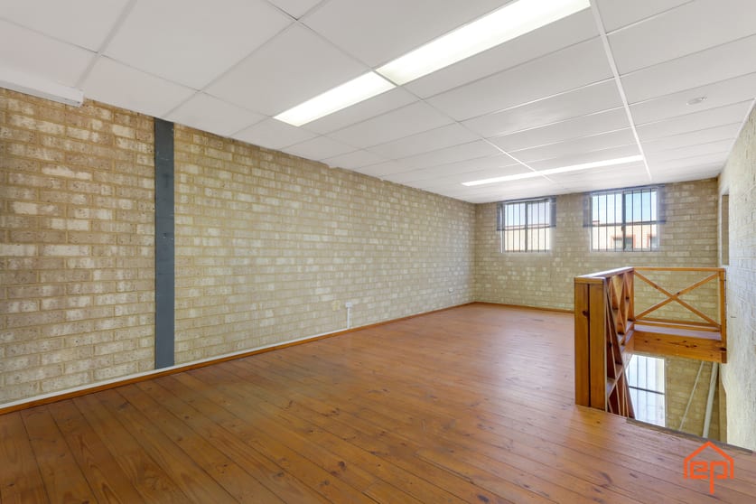 Click to view all images 4/5 Emplacement Crescent Hamilton Hill WA 6163 - Image 3