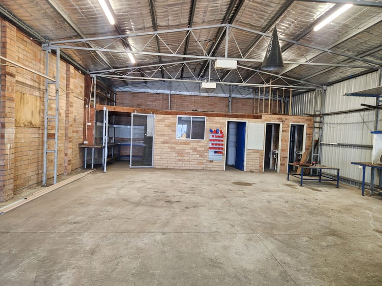 Click to view all images 3/2 Commerce Dr Lake Illawarra NSW 2528 - Image 2