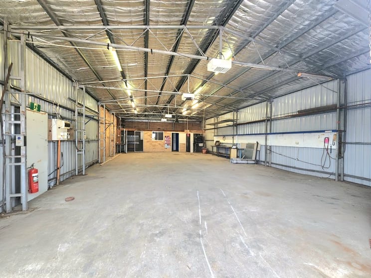 Click to view all images 3/2 Commerce Dr Lake Illawarra NSW 2528 - Image 1