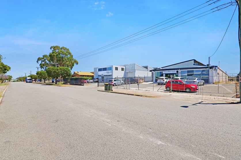 Click to view all images 109 (rear unit) Kew Street Welshpool WA 6106 - Image 1
