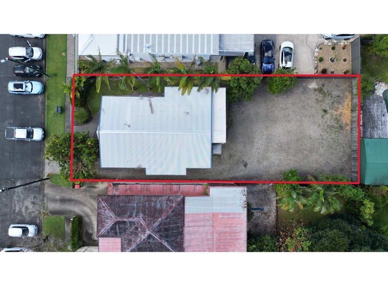 Click to view all images 451 Draper Street Parramatta Park QLD 4870 - Image 3